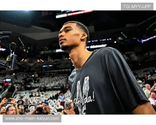 马刺文班亚马无球影响力提升，约翰逊开发其策应能力丰富战术